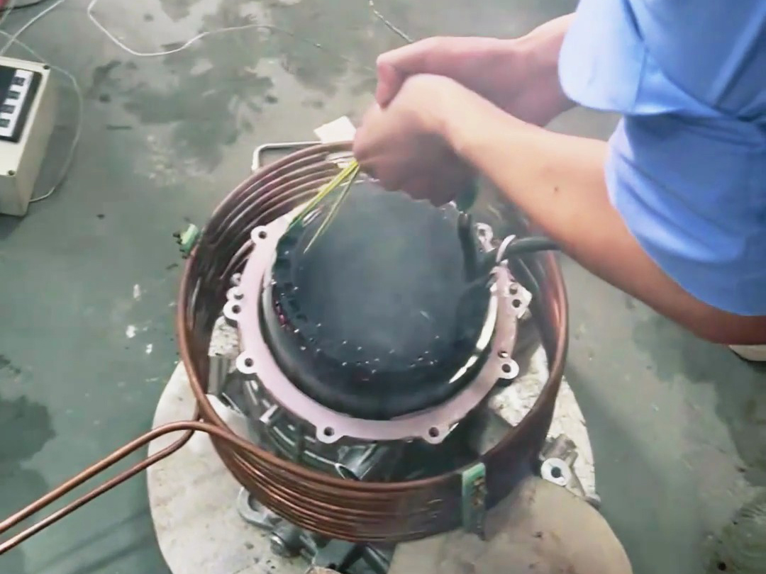 電機熱裝實驗，采用中頻感應加熱設備對電機殼進行加熱